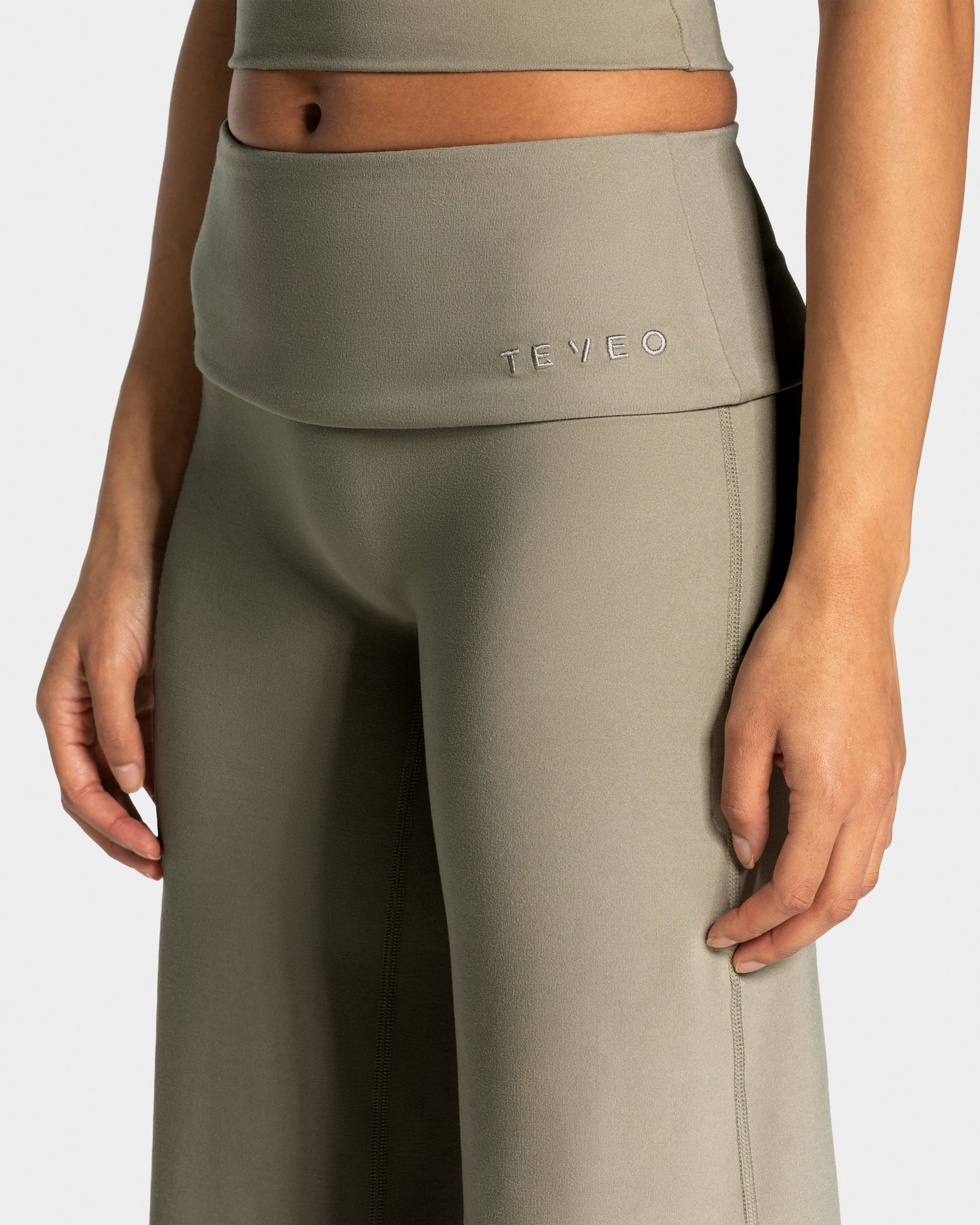 Pantalon à jambe droite et coupe longue Mellow Fold Over « kaki »